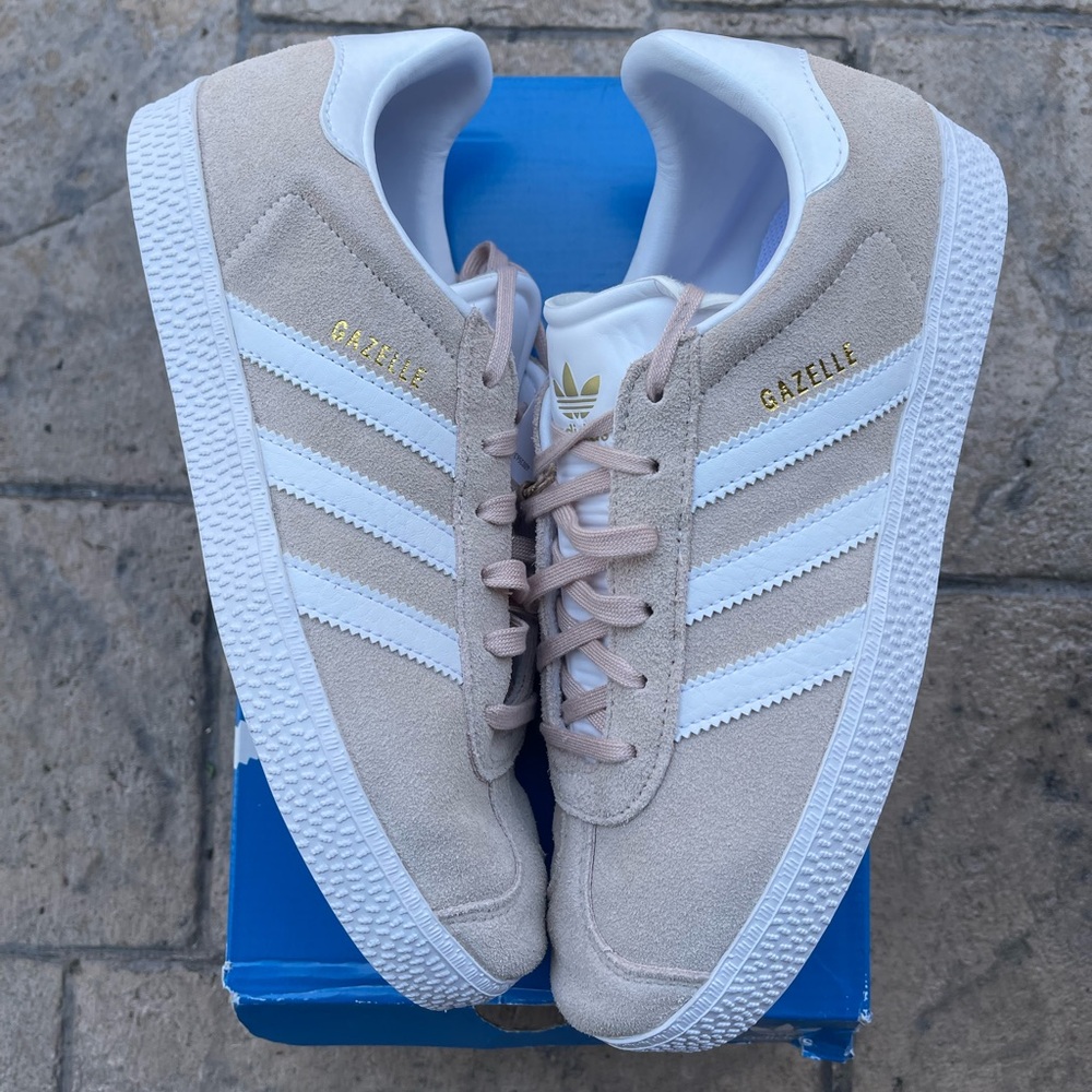 adidas Gazelle Beige and White Sneakers junior size 5.5 equivalent ladies 6.5
T